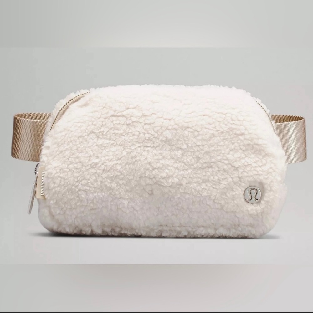 BRAND NEW LULULEMON SHERPA BAG WITH TAGS